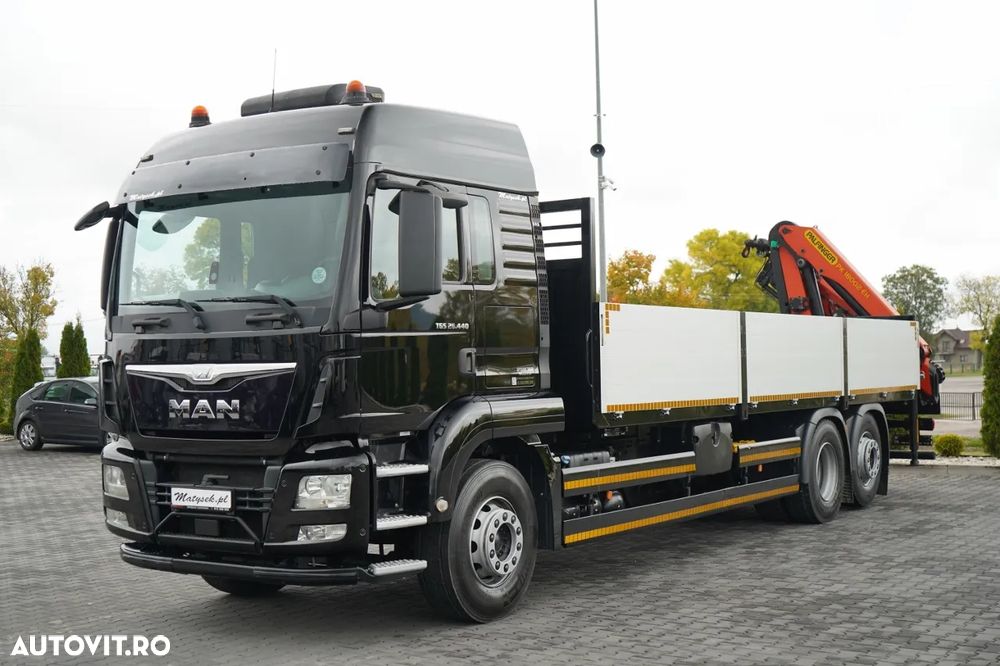 MAN TGS 26.440 / 6X2 / CAROSERIE 7,5 M / PUNTE RIDICATĂ + PALFINGER PK 18002 HDS / MAX. CAPACITATE DE RIDICARE: 6.000 KG / RADIOCOMANDĂ / ROTARE / I-PARK COOL / MANUALĂ / EURO 6 - 7
