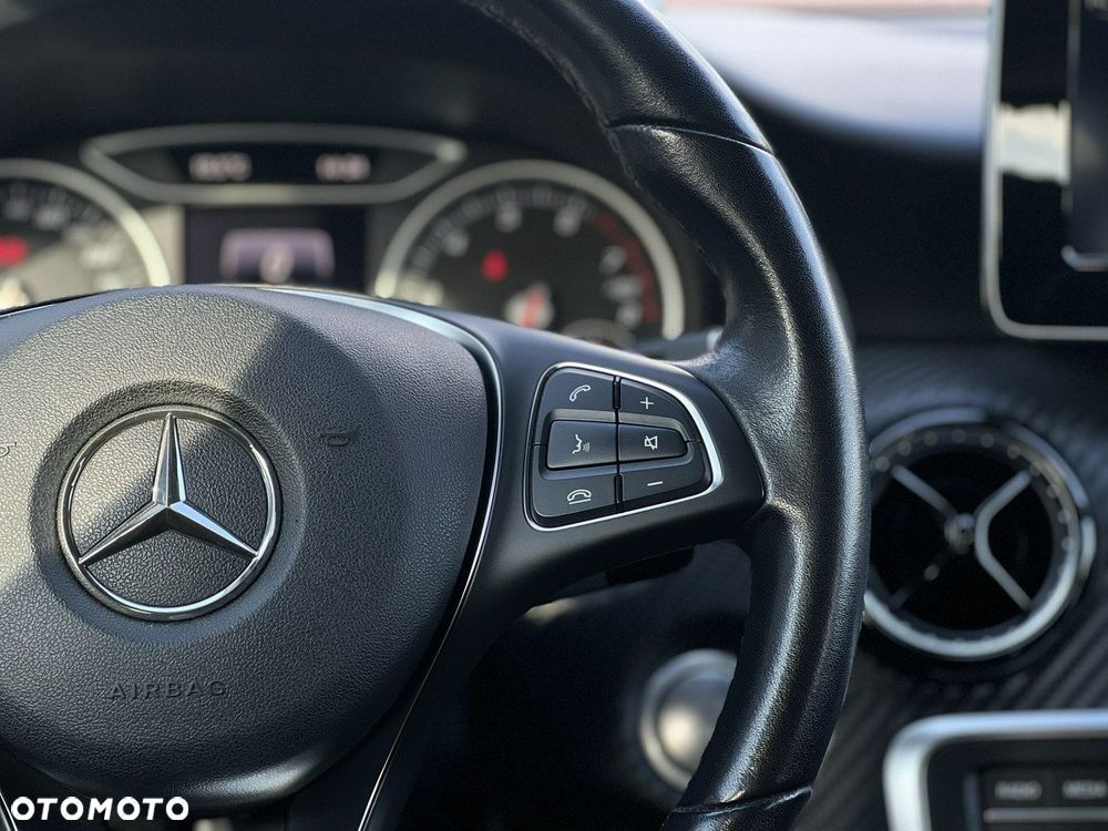 Mercedes-Benz GLA 180 7G-DCT - 32