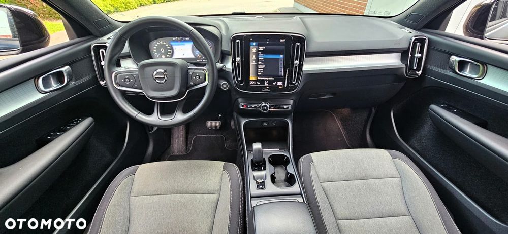 Volvo XC 40 T3 Momentum Pro - 24