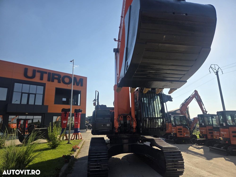 Hitachi ZX350LCN-6, 8.687h, CUPLA RAPIDA, cupa 2,2mc dinti NOI, latime 2,99m, ad sapare 7m, lant 90% bun doar 595h deplasare, consum mediu 17l/h, inst picon, inst rotire pe brate, GRESARE AUTOMATA, camera spate, ridica 25t, PROMOTIE 97.900 EUR+Tva - 9