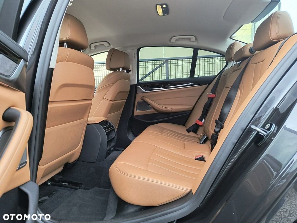 BMW Seria 5 530i Luxury Line sport - 11