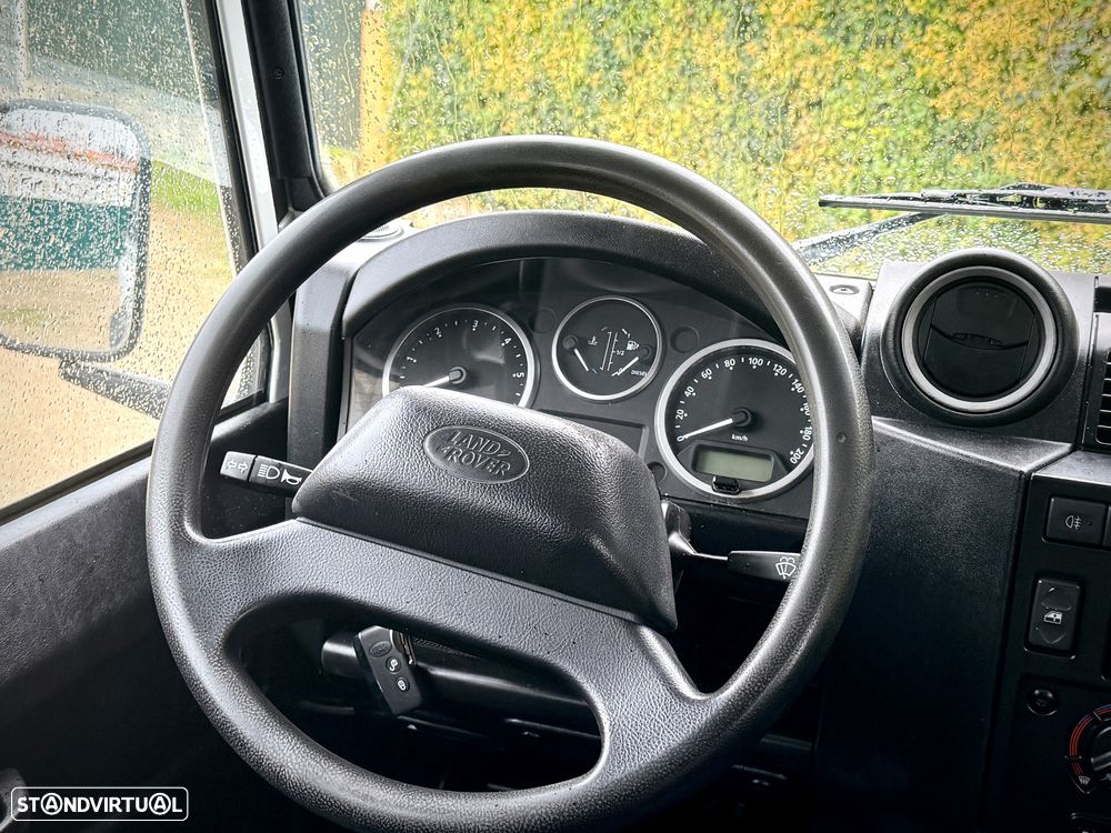 Land Rover Defender - 25