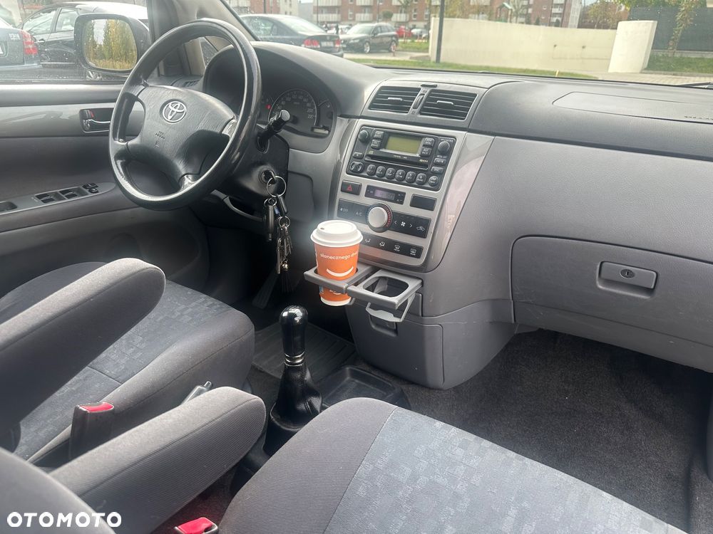 Toyota Avensis Verso 2.0 D-4D - 17