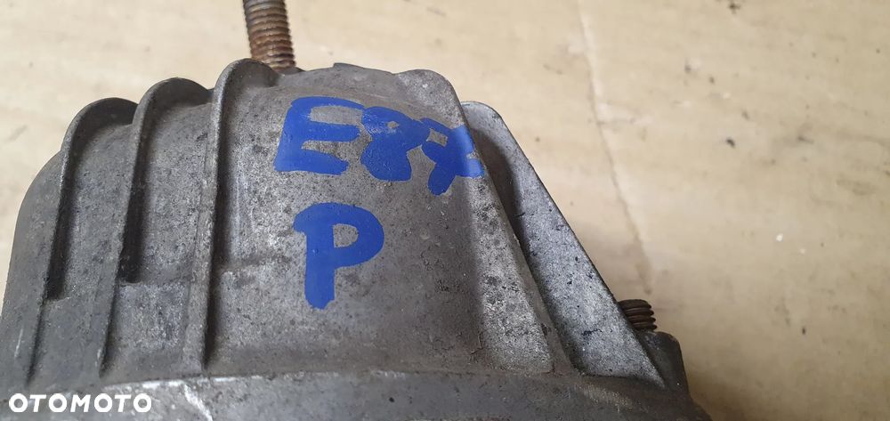Łapa poduszka silnika prawa lewa BMW I E81 E87 2.0i 13981112 - 8
