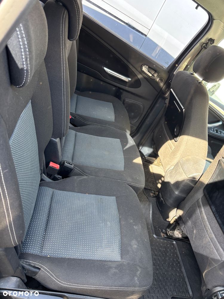 Ford S-Max - 12