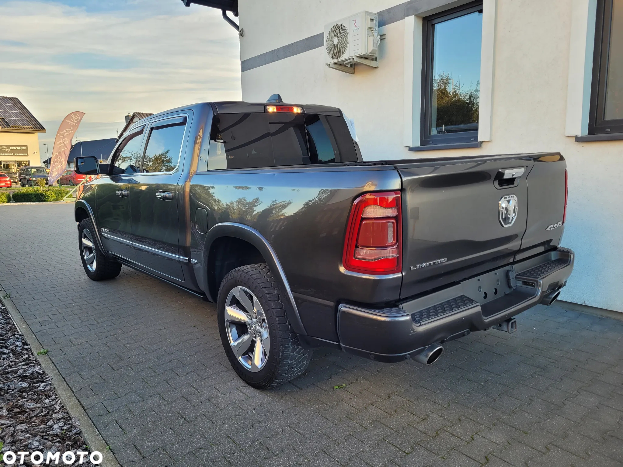 RAM 1500 Crew Cab Shortbed Limited - 11