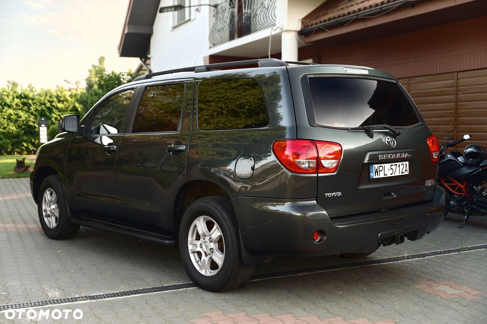 Toyota Sequoia - 10