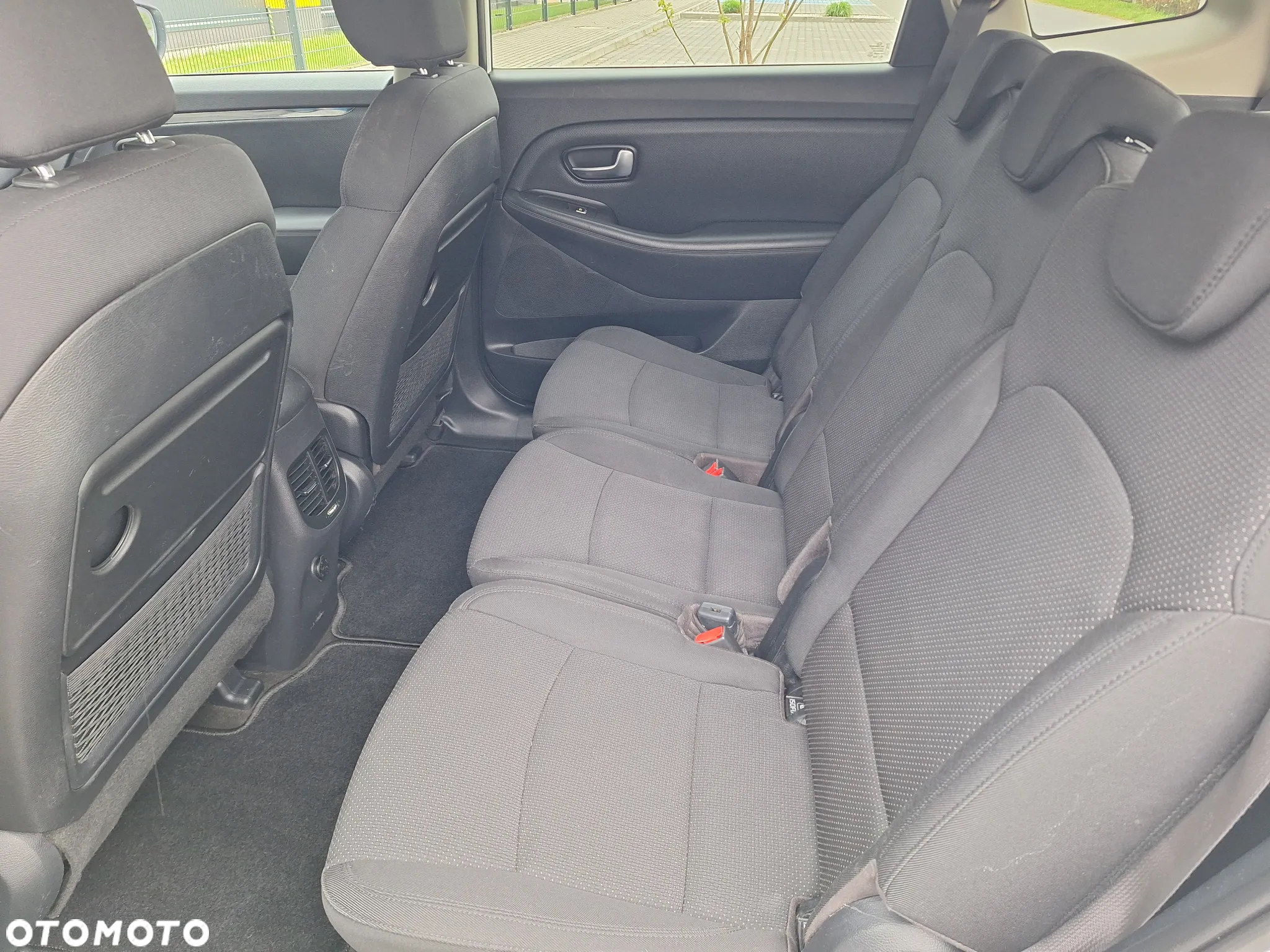 Kia Carens - 26
