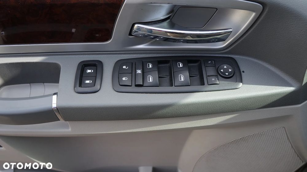 Chrysler Town & Country - 14