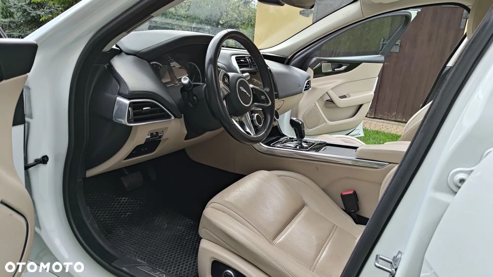 Jaguar XE 2.0 P250 S - 7