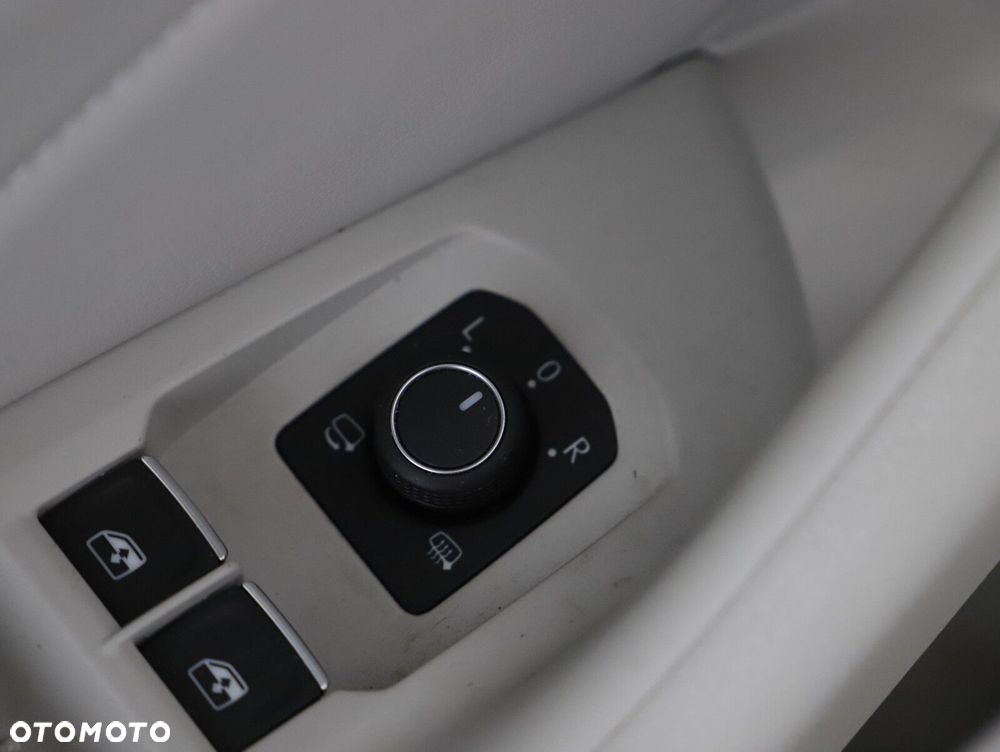 Volkswagen Passat Variant 2.0 TDI Elegance DSG - 24