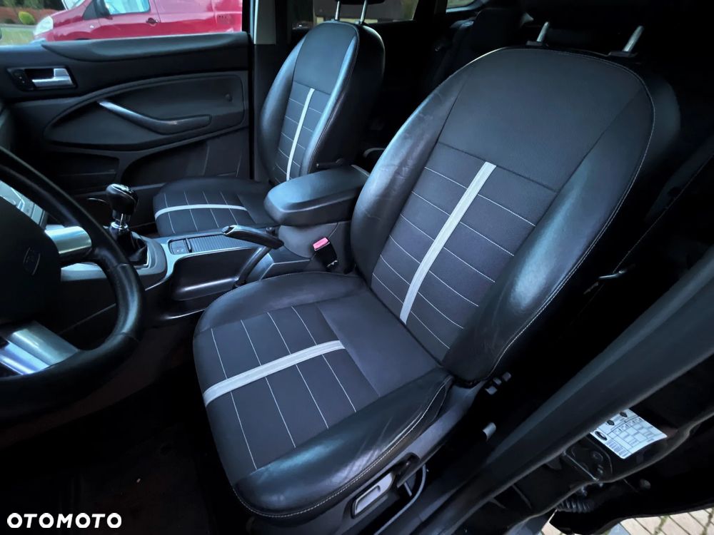 Ford Kuga 2.0 TDCi 2x4 Titanium - 34