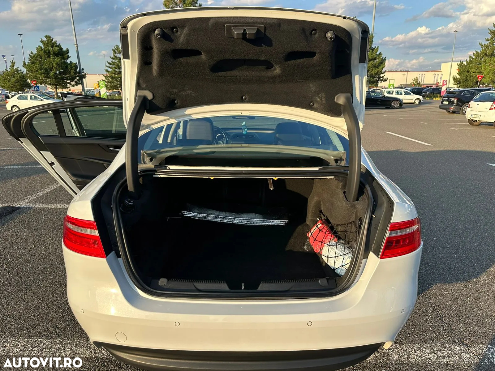 Jaguar XE 2.0 Portfolio - 6