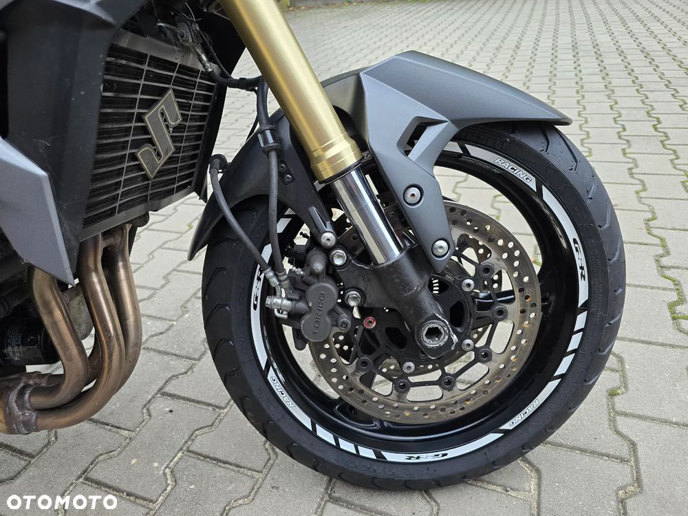 Suzuki GSR - 8