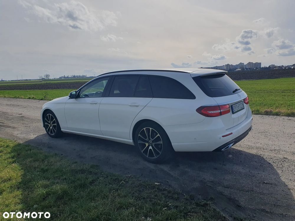 Mercedes-Benz Klasa E 220 d 4Matic T 9G-TRONIC Avantgarde - 3