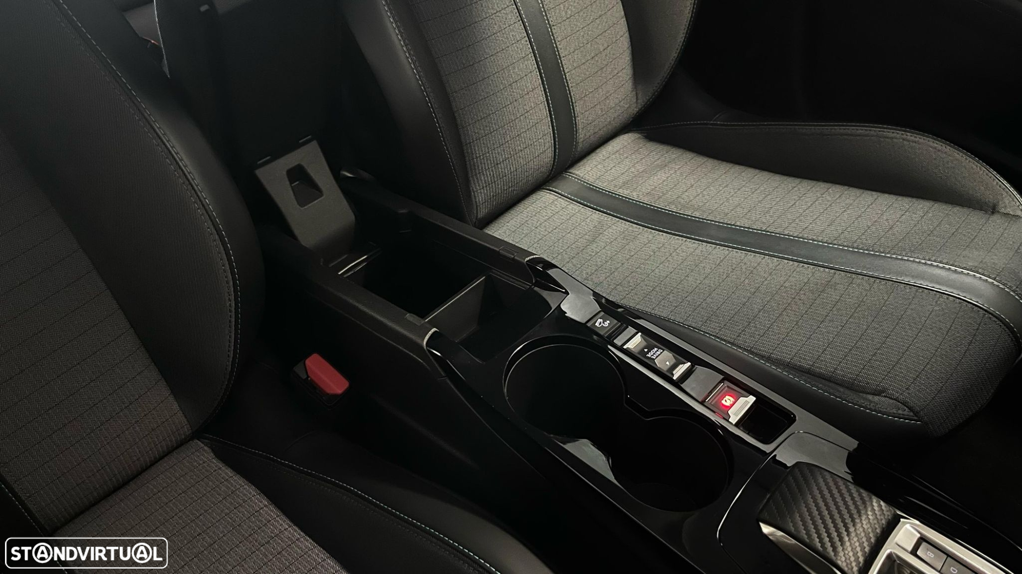 Peugeot e-2008 50 kWh Allure - 37