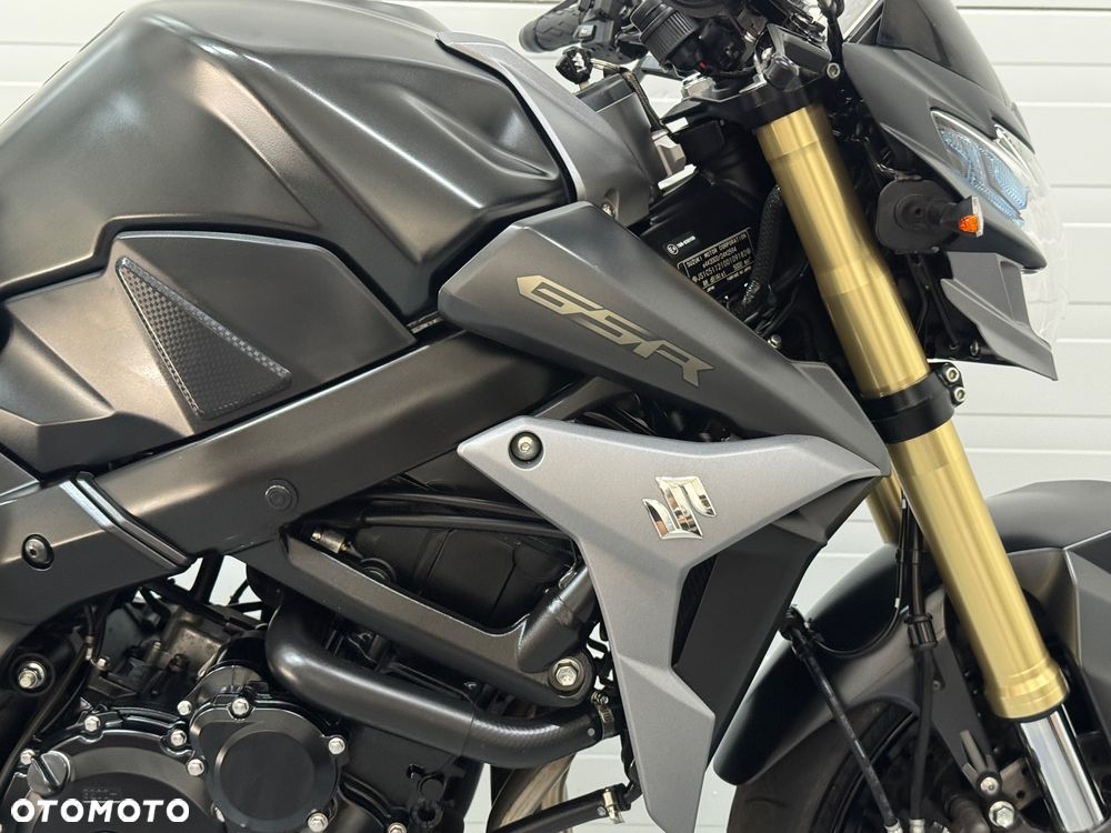 Suzuki GSR - 10