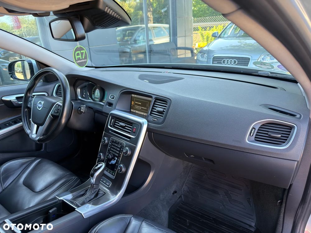 Volvo V60 D6 AWD Plug-in Hybrid R-Design Momentum - 31