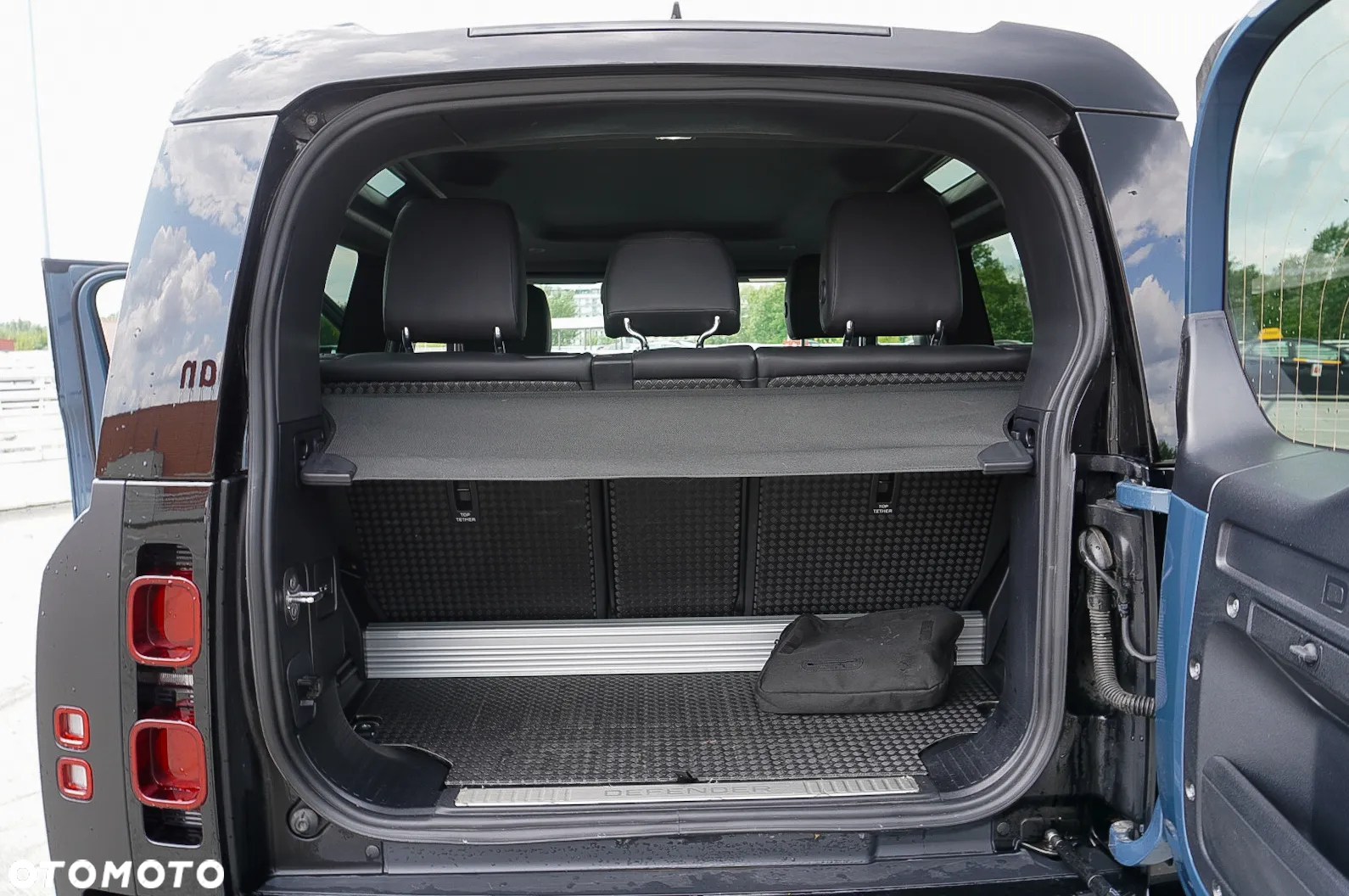 Land Rover Defender 90 2.0 D240 SE - 13