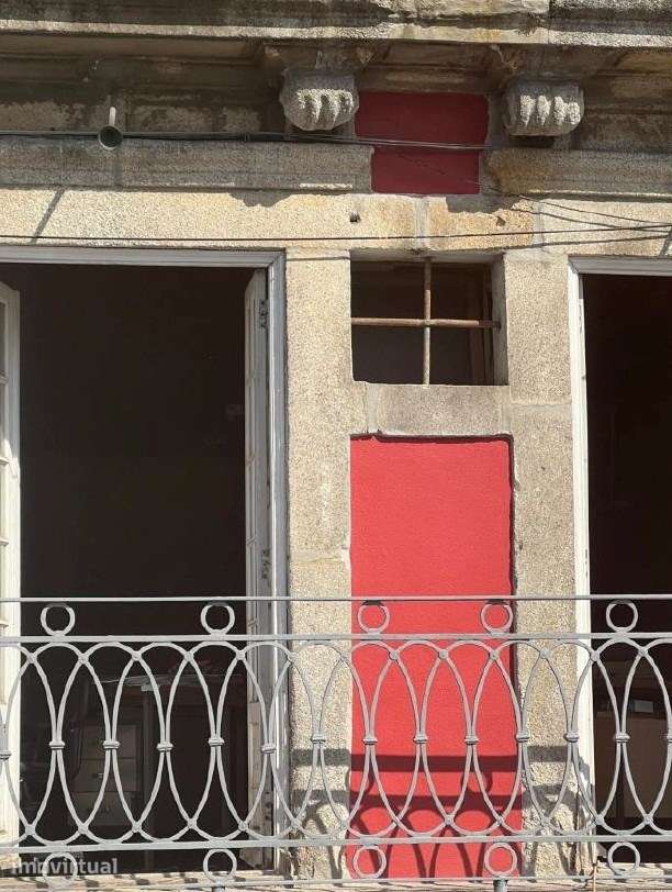 Dois prédios contíguos na marginal ribeirinha, zona histórica do Porto - Grande imagem: 3/6