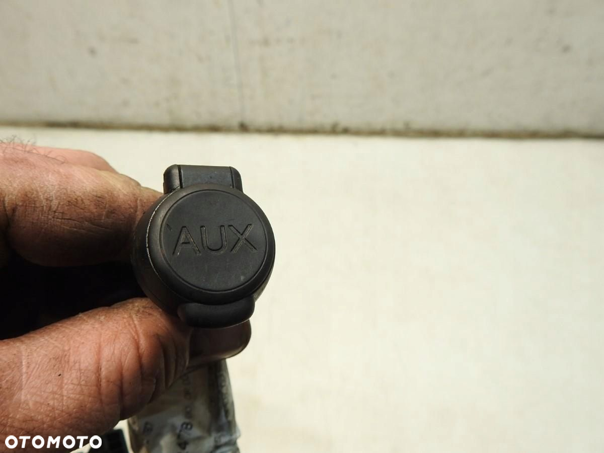 GNIAZDO AUX PEUGEOT 5008 I 9672477880 - 4