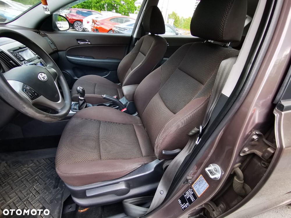 Hyundai i30 1.6 Comfort EU5 - 13