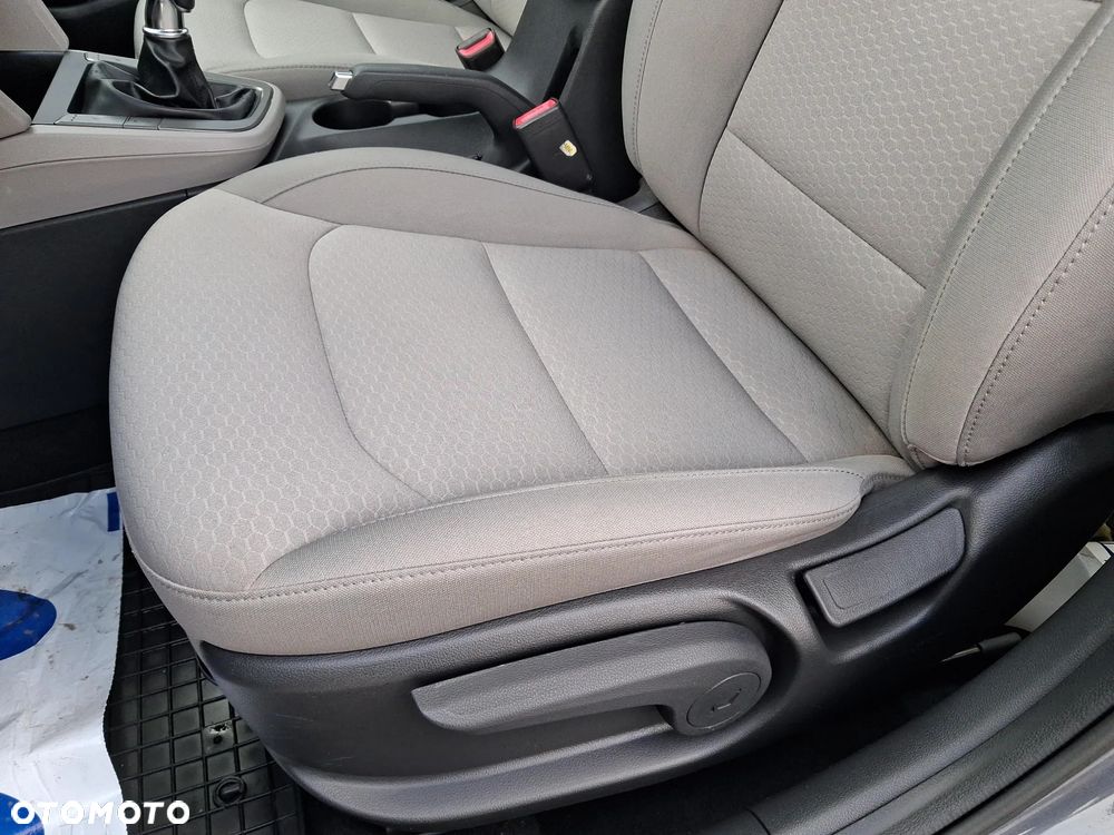 Hyundai Elantra 1.6 Comfort - 12