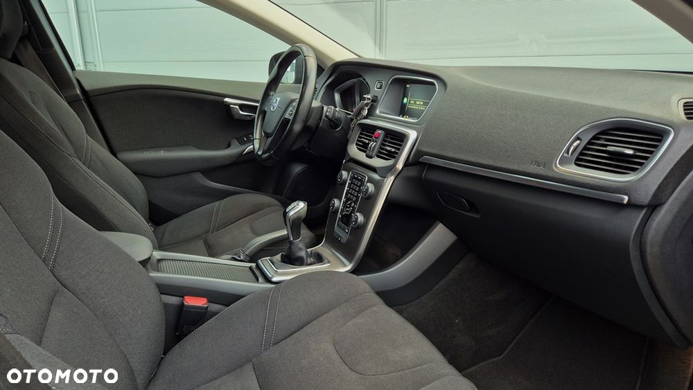 Volvo V40 T3 Momentum - 24