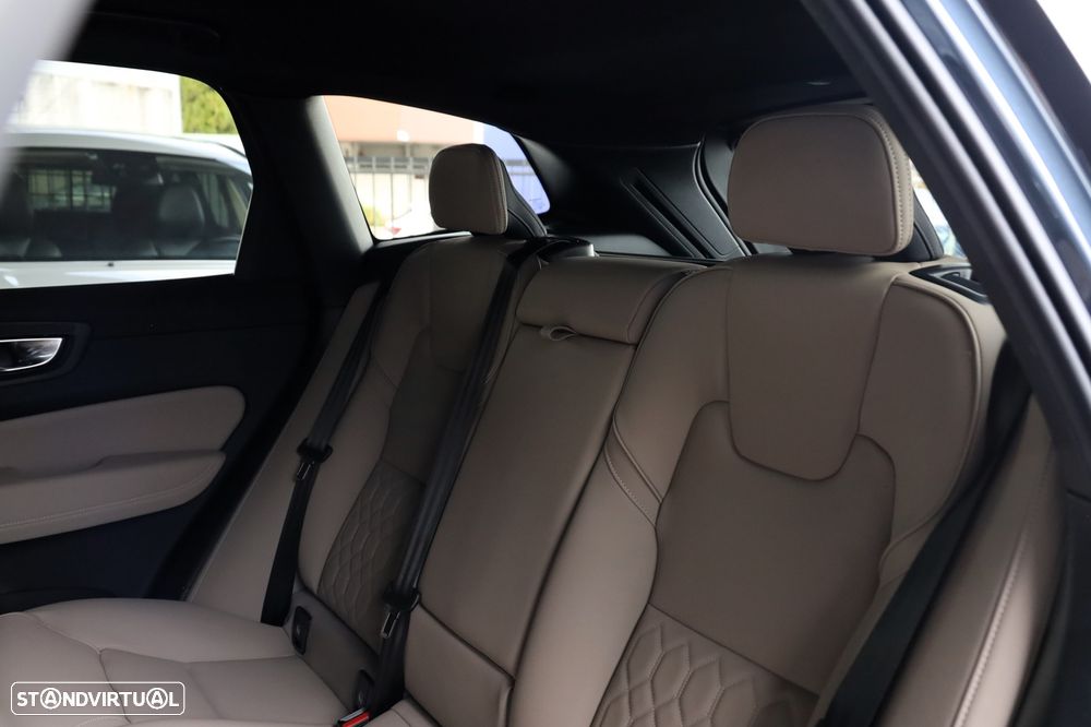 Volvo XC 60 2.0 T6 PHEV Core AWD - 13