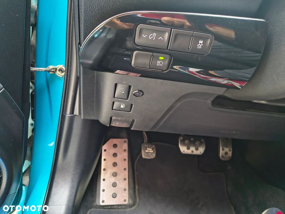 Toyota Prius Hybrid - 12