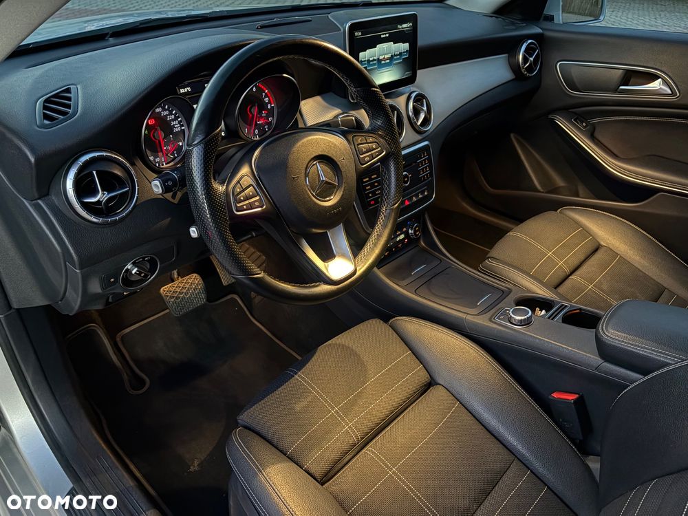 Mercedes-Benz CLA 180 7G-DCT - 7