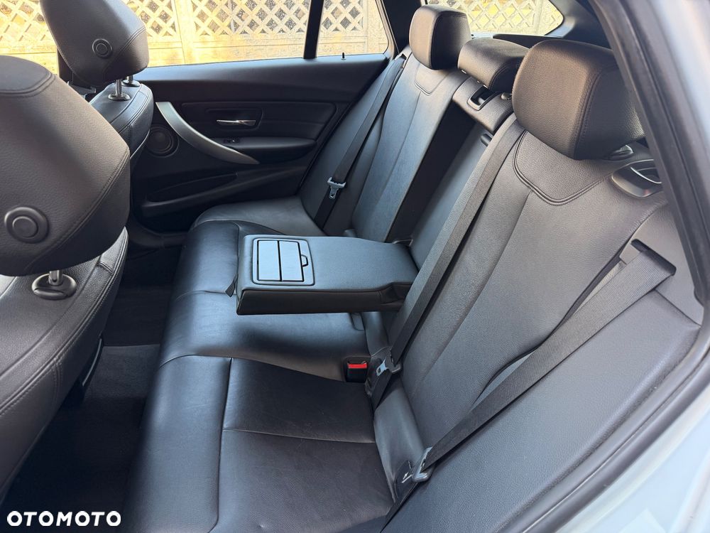 BMW Seria 3 320d xDrive - 17