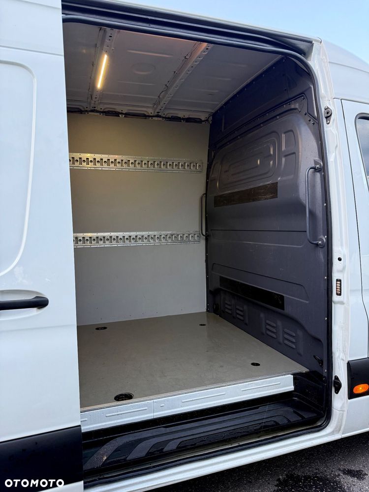 Mercedes-Benz Sprinter - 12
