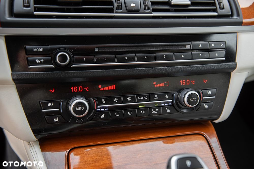 BMW Seria 5 535i xDrive Sport-Aut Luxury Line - 33