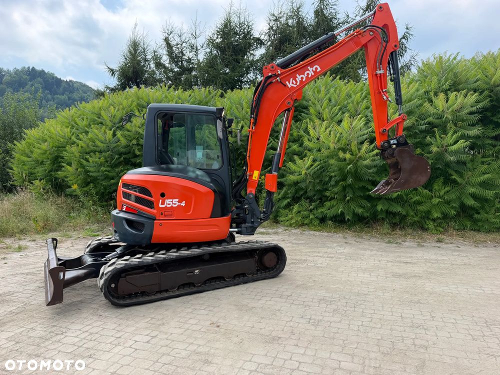 Kubota U55-4. koparka Gąsienicowa 5,5 tony. 2016 rok. 3700 mtg! KLIMATYZACJA. Długie ramie plus! 3sekcje Hydrauliczne. zamki na tłokach. Koparka Jak nówka sztuka. Zadbana zero zużycia. Z gospodarstwa Norweskiego. Zmiana łyżek Hydrauliczna. LENHOFF. Ani deka luzów wycieków. Szybka wolna jazda. Gąski perfekt stan. OKAZJA TANIO. Aktualna Dekra. Po serwisach eksploatacyjnych. Mocny silnik Kubota 4 cylindry! Zamki na tłokach. Nagłośnienie Wielka Okazja - 4