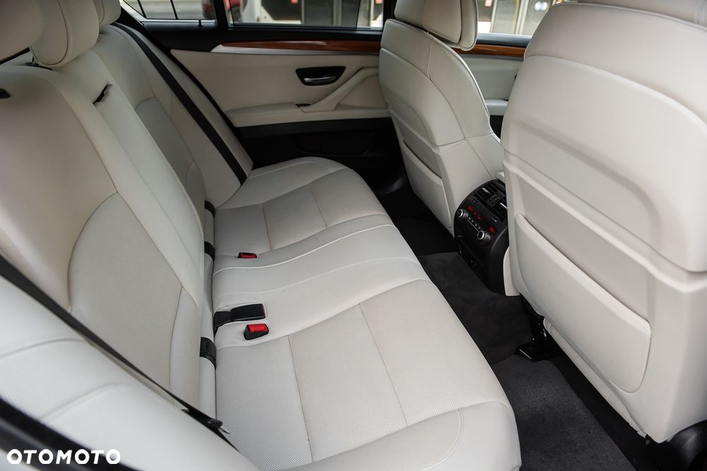 BMW Seria 5 535i xDrive Sport-Aut Luxury Line - 37