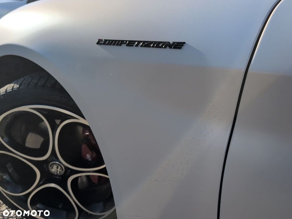 Alfa Romeo Giulia 2.0 Turbo Competizione Q4 - 12