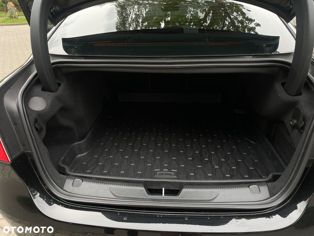 Jaguar XE 30t AWD Portfolio - 18