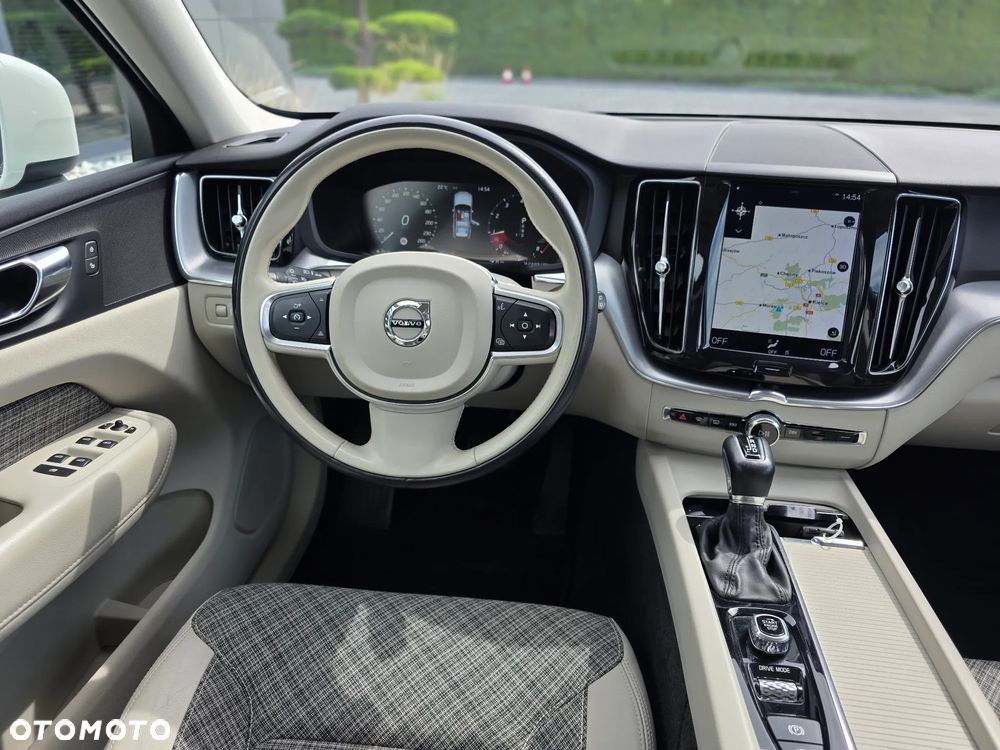 Volvo XC 60 T4 Momentum Pro - 40
