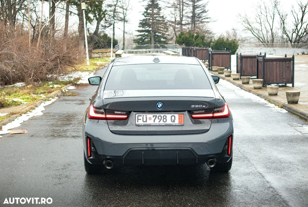BMW Seria 3 330e Aut. M Sport - 12