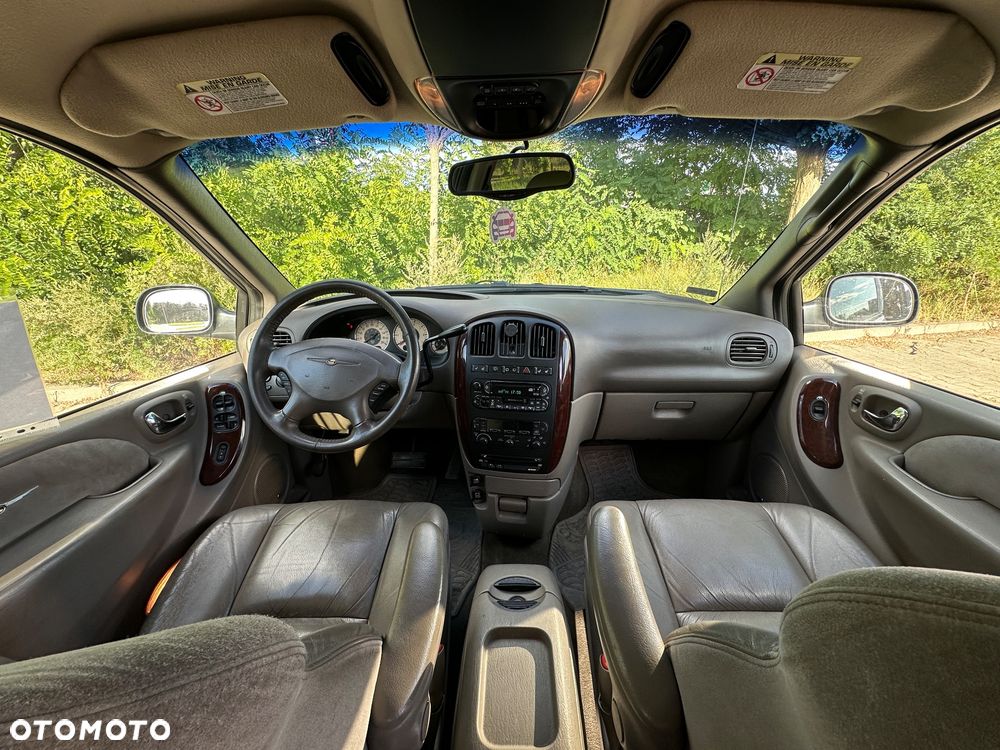 Chrysler Town & Country - 7