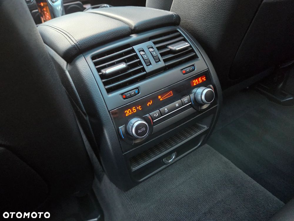 BMW Seria 5 535d xDrive - 28