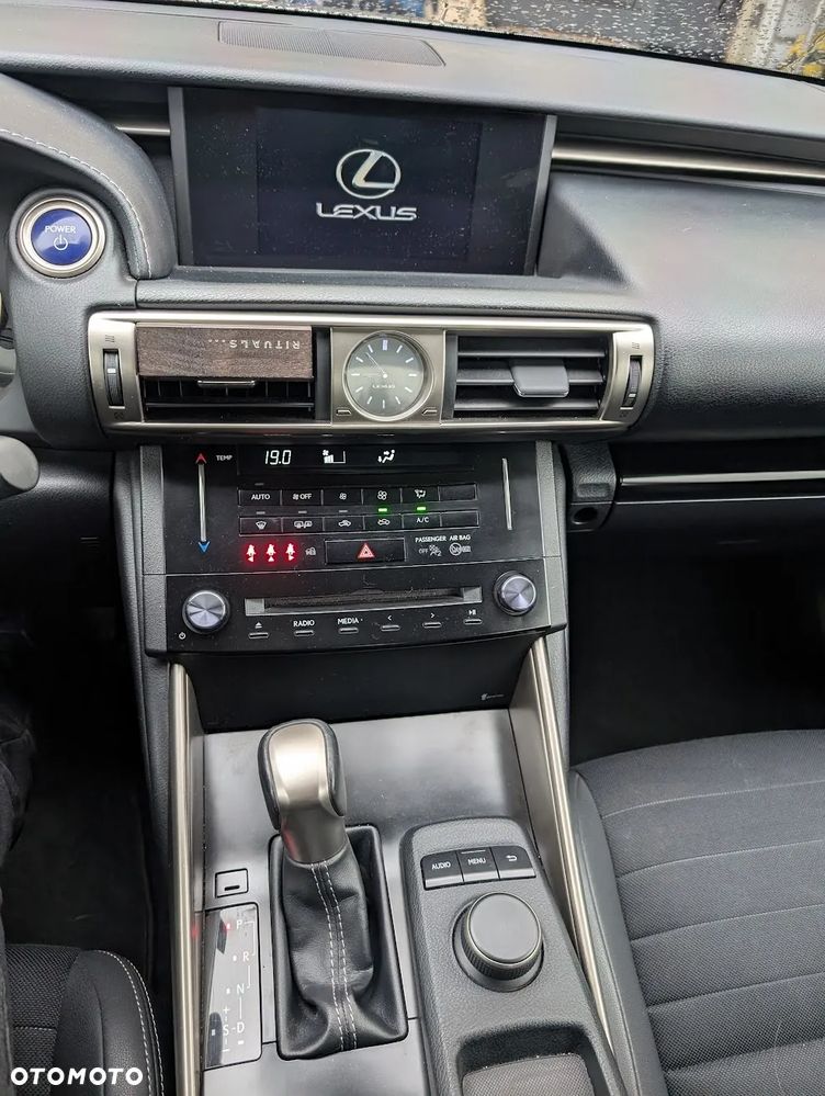 Lexus IS 300h Elite - 11