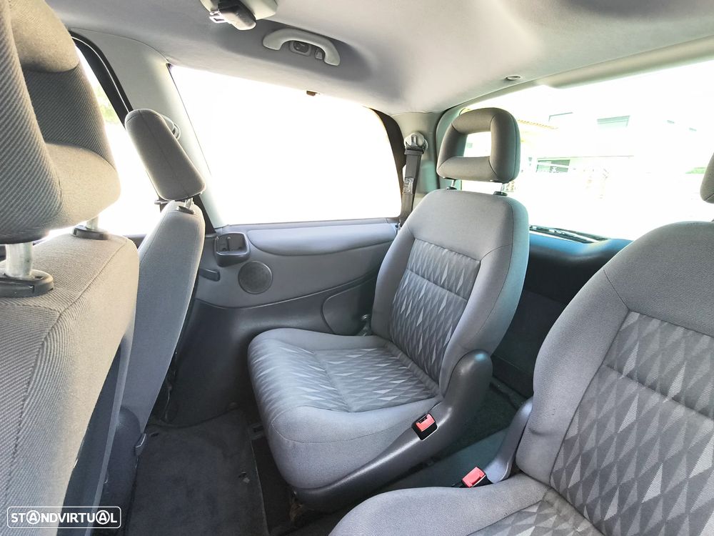 Ford Galaxy 1.9 TDi GLX SelectShift - 17