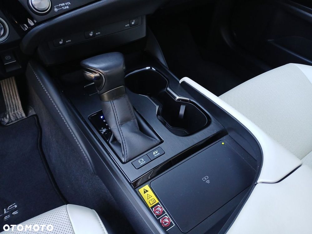 Lexus ES 300h Business Edition - 17