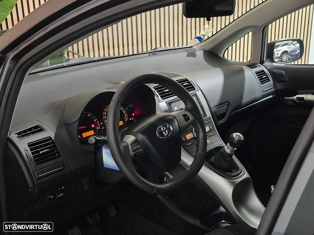 Toyota Auris 1.4 D-4D Exclusive+P.Sport - 17