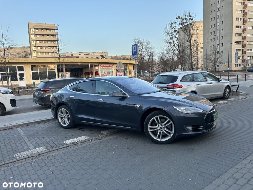 Tesla Model S 85 D - 6
