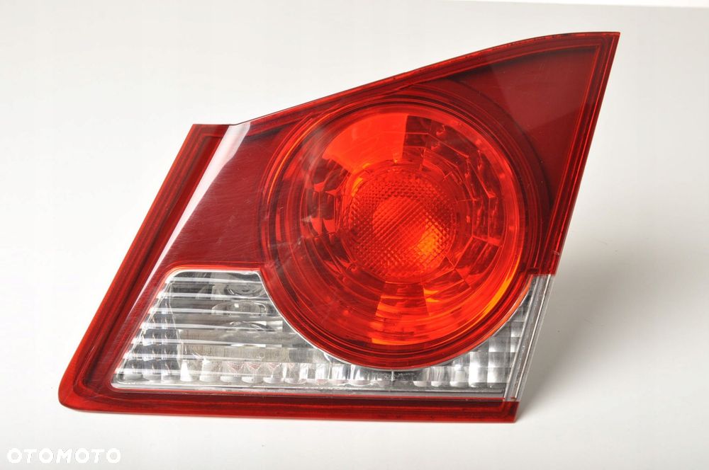 HONDA CIVIC VIII LAMPA PRAWA TYLNA W KLAPE - 1