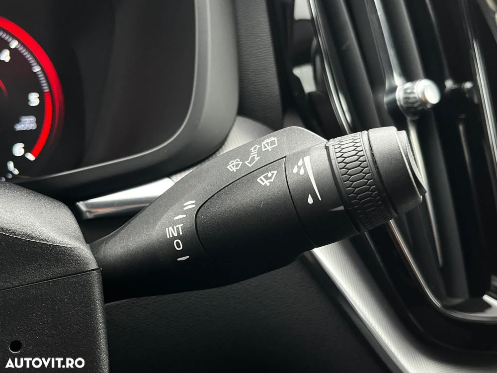 Volvo XC 60 B4 MHEV AT8 FWD R-Design - 19