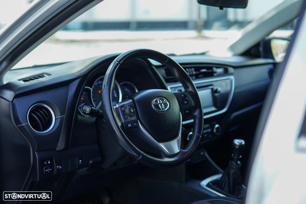 Toyota Auris 1.4 D-4D Exclusive+P.Sport - 38